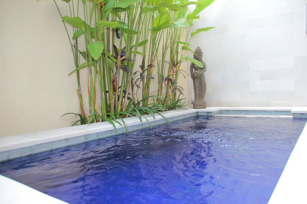 Villa Anyelir Seminyak Rum bild